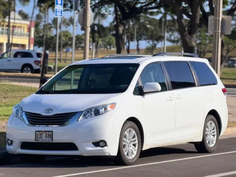 White 2014 Toyota Sienna XLE for sale in Honolulu, HI