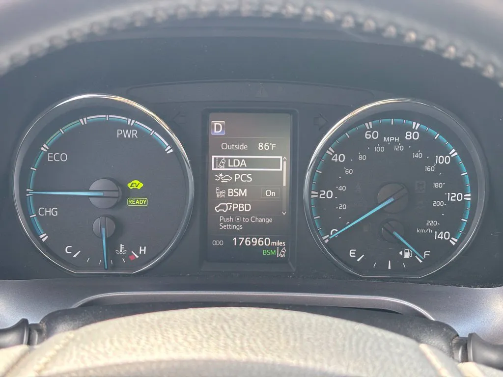 2018 Toyota RAV4 SE - Photo 18