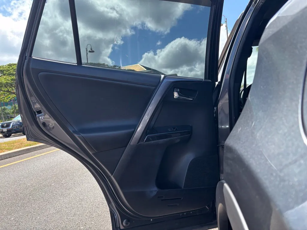 2018 Toyota RAV4 SE - Photo 16