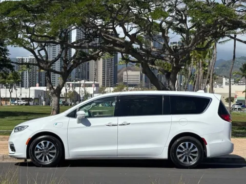 Photos of 2022 Chrysler Pacifica Hybrid Touring L for sale in Honolulu, HI at Aloha Auto Depot LLC.