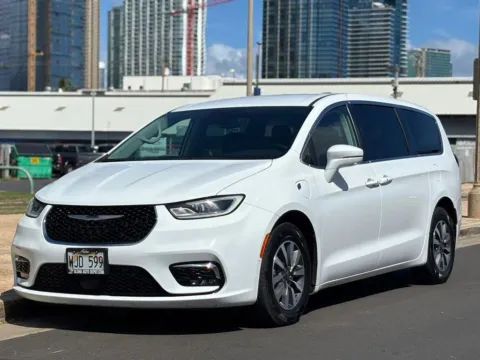 White 2022 Chrysler Pacifica Hybrid Touring L for sale in Honolulu, HI