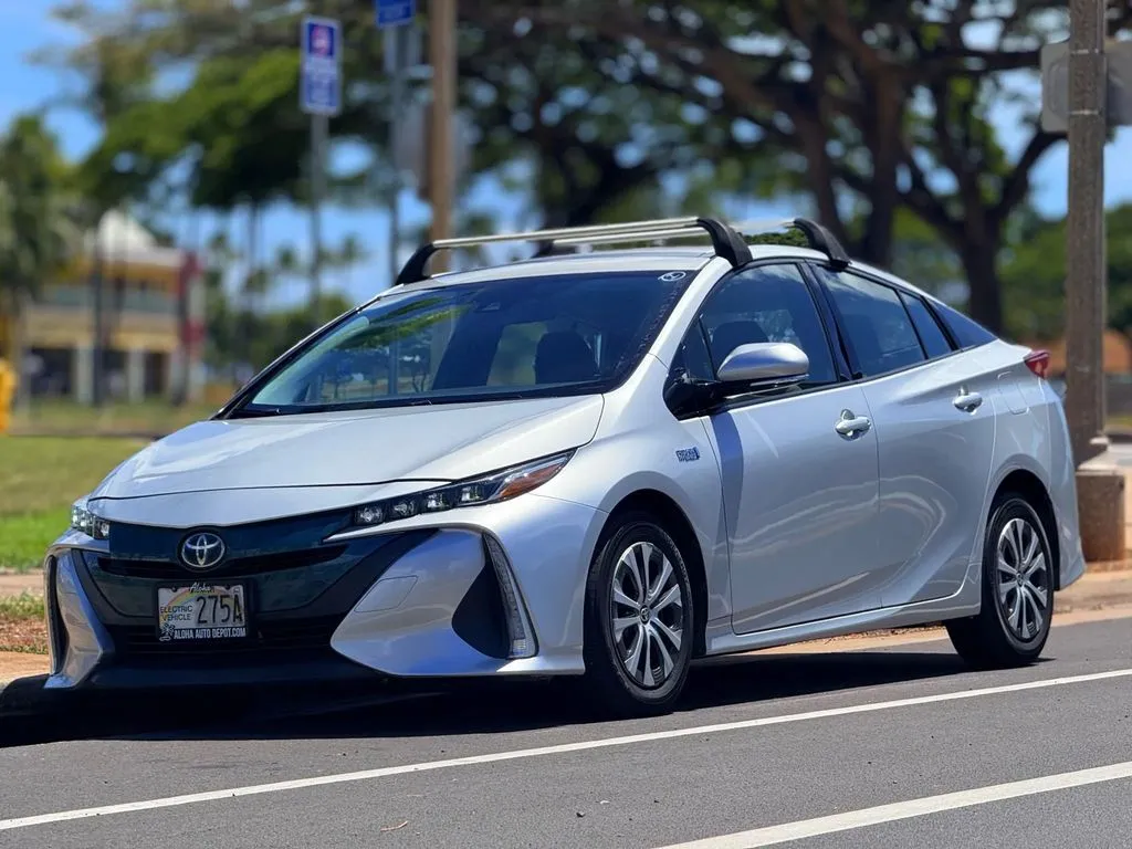 Silver 2018 Toyota Prius Prime Plus for sale in Honolulu, HI