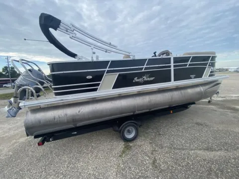 More photos of 2019 SUNCHASER GENEVA 20 TRIPLE 90HP AND BUNK TRAILER at McLaughlin's RV and Marine, ND