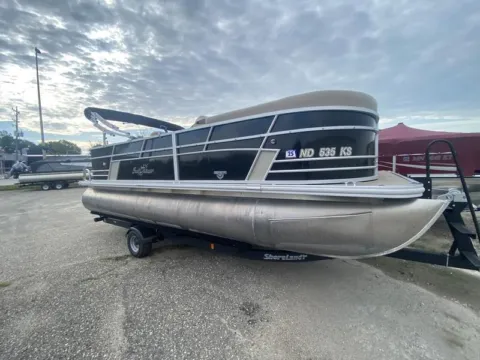 More photos of 2019 SUNCHASER GENEVA 20 TRIPLE 90HP AND BUNK TRAILER at McLaughlin's RV and Marine, ND
