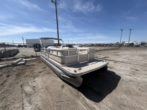 Photos of 2008 WEERES SPORTSMAN DELUXE 220 SE 60HP for sale in Fargo, ND at McLaughlin's RV and Marine - Fargo