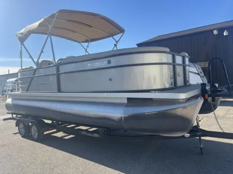 Unknown 2016 CREST 220 SLC 60HP BUNK TRAILER for sale in Fargo, ND