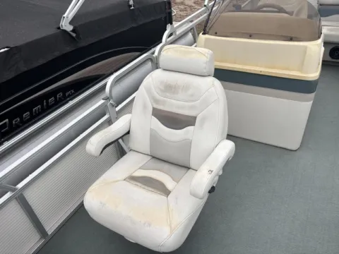 More photos of 2004 NORTHWOOD 2223 COMMANDER 40HP BUNK TRAILER at McLaughlin's RV and Marine, ND