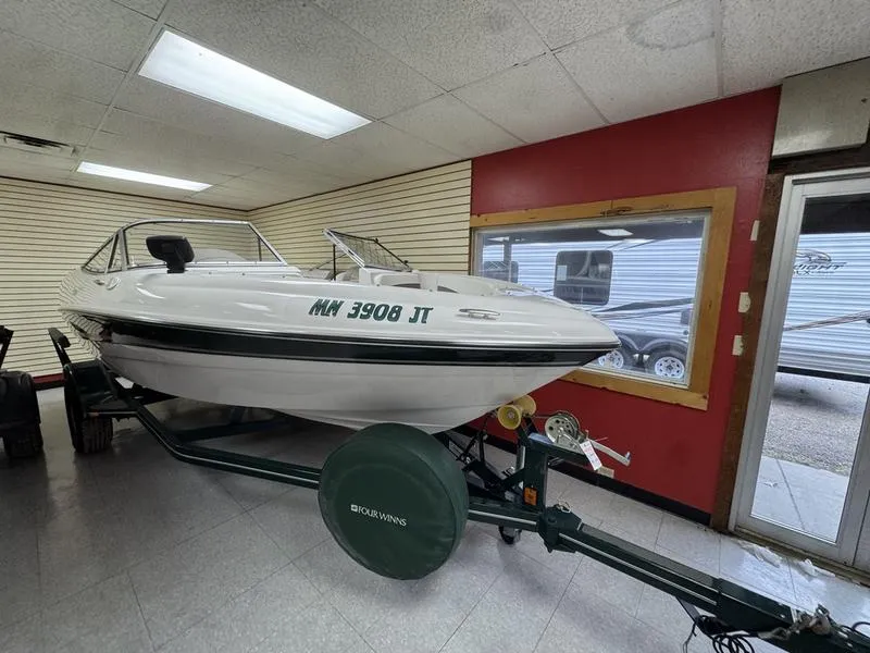 Unknown 2004 FOUR WINNS FREEDOM 180 for sale in Fargo, ND