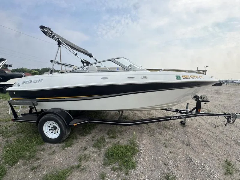 Unknown 2002 FOUR WINNS HORIZON 190 5.0L for sale in Fargo, ND