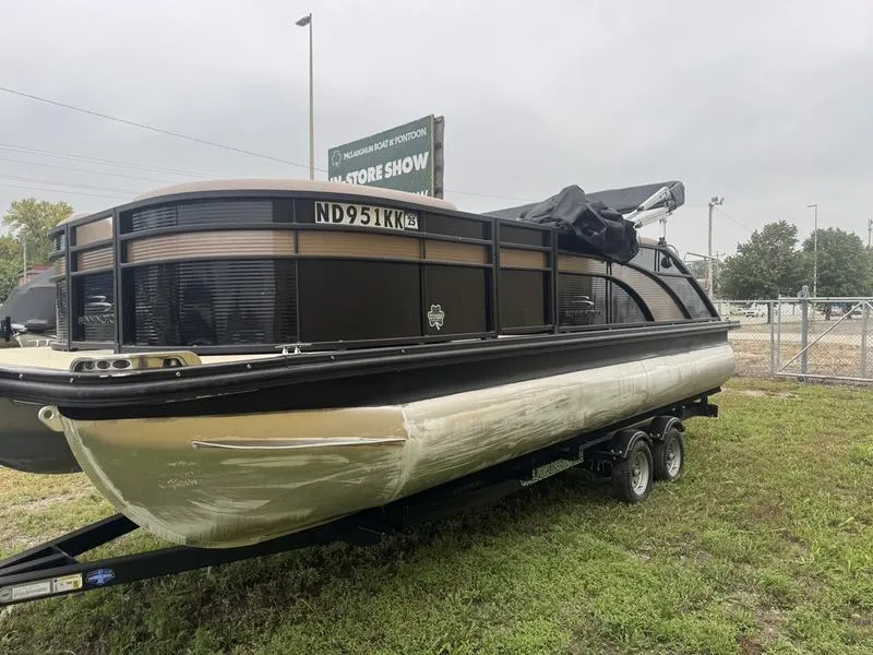 Unknown 2017 BENNINGTON 22SSBXP 115HP BUNK TRAILER for sale in Fargo, ND