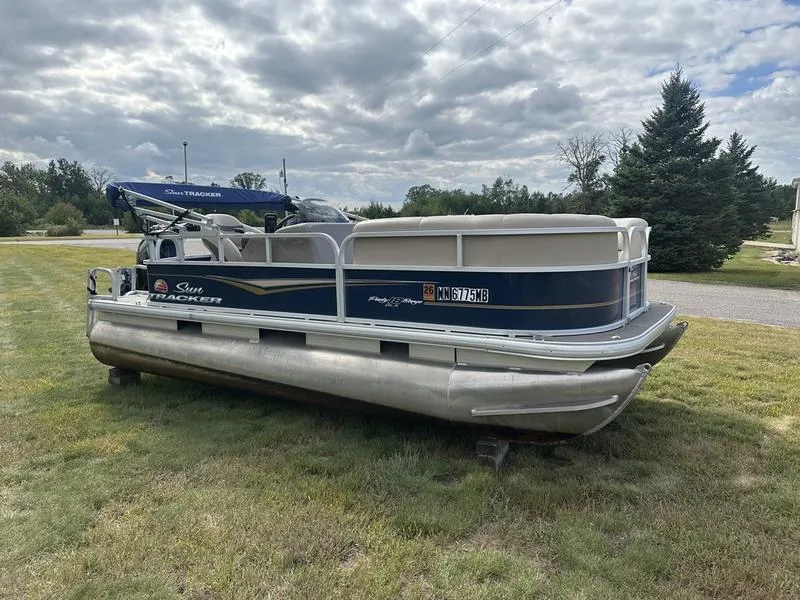 Unknown 2021 SUNTRACKER PARTY BARGE 18 DLX 40HP for sale in Fargo, ND