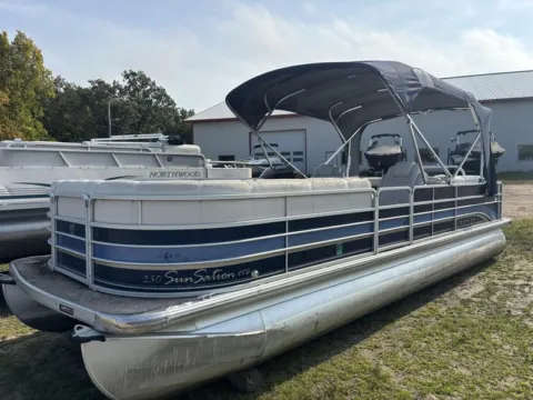 Unknown 2010 PREMIER SUNSATION 250RF 150HP WITH LEGS for sale in Fargo, ND