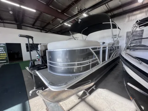 More photos of 2022 SYLVAN MIRAGE 8522 PARTY FISH 115HP VMAX BUNK TRAILER at McLaughlin's RV and Marine - Fargo, ND