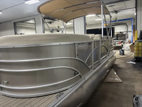 More photos of 2018 SYLVAN MIRAGE 820 CRUISE 50HP LEGS BUNK TRAILER MIRAGE 820 CRUISE 50HP SEA LEGS at McLaughlin's RV and Marine - Fargo, ND