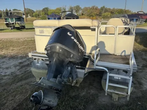 More photos of 2005 LOWE SUNCRUISER TRINIDAD 200 75HP at McLaughlin's RV and Marine, ND