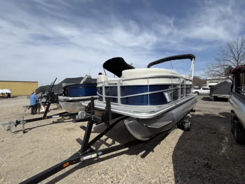 Photos of 2026 SUNCHASER VISTA 18 LR 50HP BUNK TRAILER for sale in Fargo, ND at McLaughlin's RV and Marine - Fargo