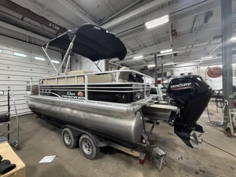 More photos of 2021 SUNTRACKER FISHIN BARGE 20 DLX 90HP BUNK TRAILER at McLaughlin's RV and Marine - Fargo, ND