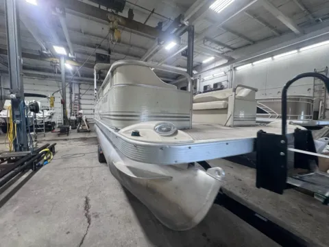 More photos of 2006 BENNINGTON 2050 GL 60HP BUNK TRAILER at McLaughlin's RV and Marine - Fargo, ND