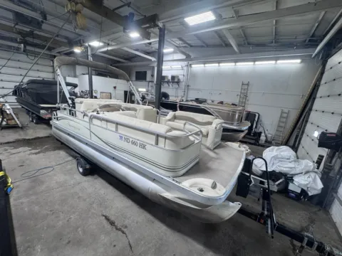 Photos of 2006 BENNINGTON 2050 GL 60HP BUNK TRAILER for sale in Fargo, ND at McLaughlin's RV and Marine - Fargo