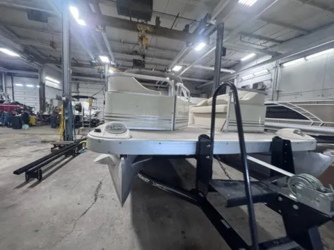 More photos of 2006 BENNINGTON 2050 GL 60HP BUNK TRAILER at McLaughlin's RV and Marine - Fargo, ND