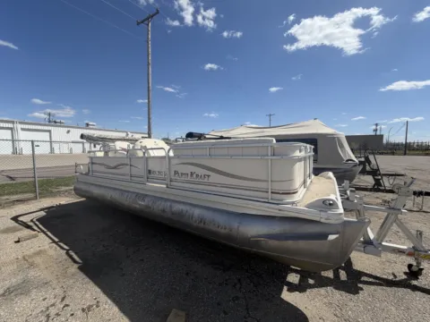 Photos of 2005 GODFREY 220 50HP TRAILER for sale in Fargo, ND at McLaughlin's RV and Marine - Fargo
