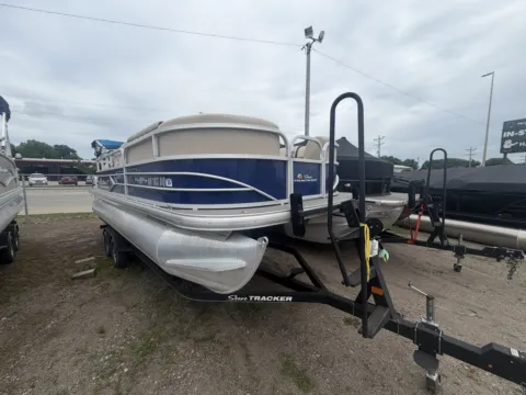 Photos of 2018 SUNTRACKER PARTY BARGE 20 DLX 90HP BUNK TRAILER for sale in Fargo, ND at McLaughlin's RV and Marine - Fargo