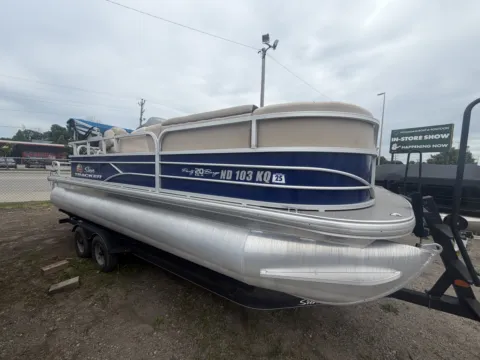 More photos of 2018 SUNTRACKER PARTY BARGE 20 DLX 90HP BUNK TRAILER at McLaughlin's RV and Marine - Fargo, ND