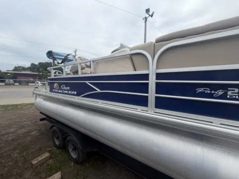 More photos of 2018 SUNTRACKER PARTY BARGE 20 DLX 90HP BUNK TRAILER at McLaughlin's RV and Marine - Fargo, ND