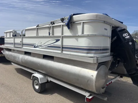 More photos of 2003 WEERES SPORTSMAN DELUXE 200-23 60HP BUNK TRAILER at McLaughlin's RV & Marine - Detroit Lakes, MN