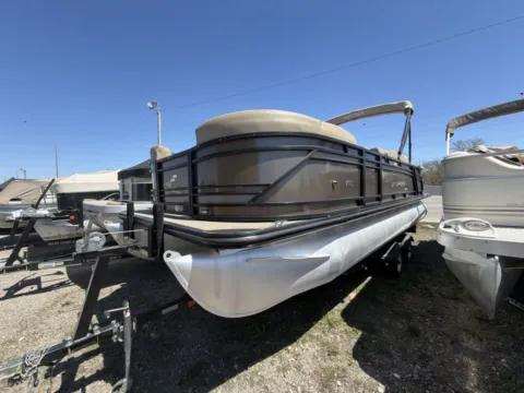 More photos of 2019 SMOKERCRAFT STARCRAFT CX23 E 115HP BUNK TRAILER at McLaughlin's RV and Marine - Fargo, ND