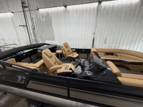 More photos of 2023 VIAGGIO DIAMENTE 23B 140HP BUNK TRAILER at McLaughlin's RV and Marine - Fargo, ND
