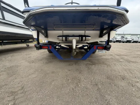 More photos of 2012 MOOMBA OUTBACK V at McLaughlin's RV and Marine - Fargo, ND