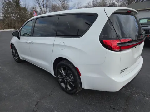 More photos of 2026 Chrysler Pacifica Select at Outten Chrysler Dodge Jeep RAM of Hamburg, PA
