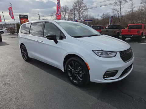 White 2026 Chrysler Pacifica Select for sale in Hamburg, PA