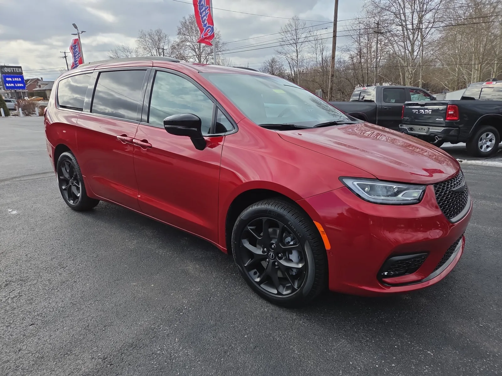 2026 Chrysler Pacifica Select's photo