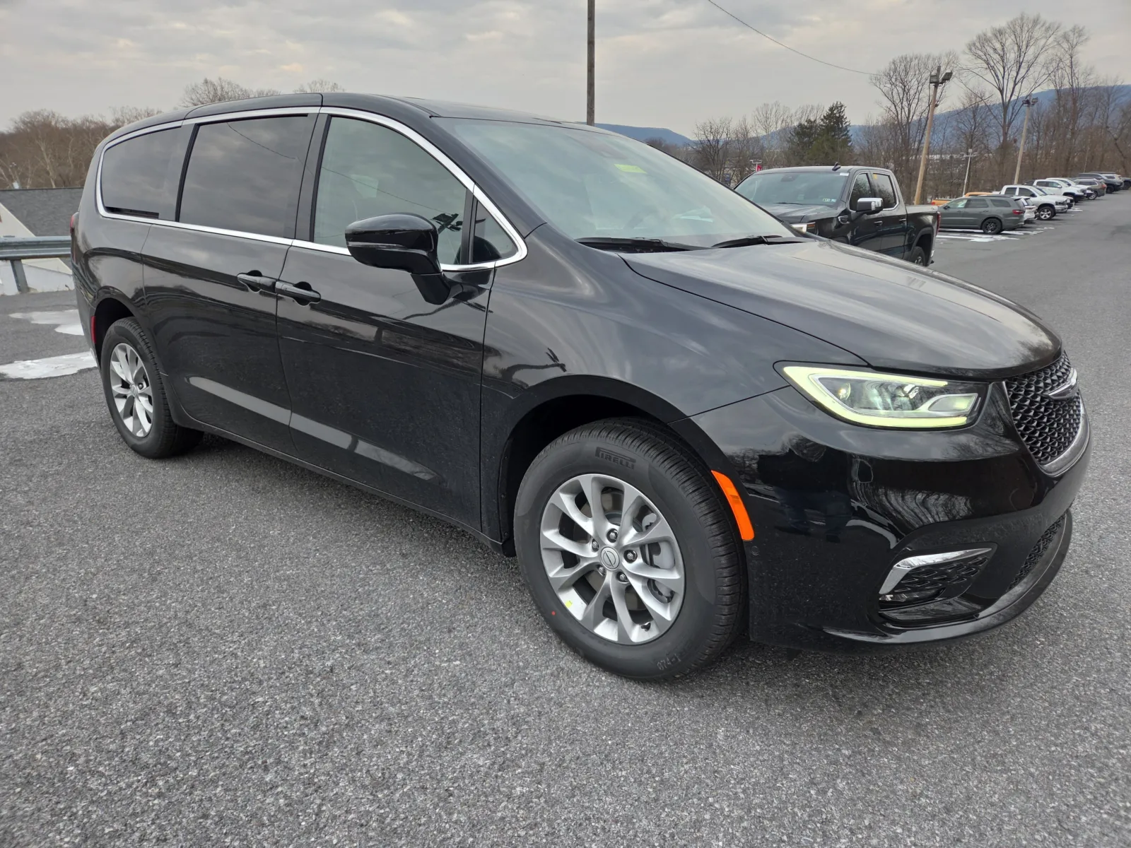 2026 Chrysler Pacifica Limited's photo