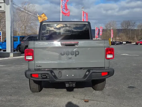 More photos of 2022 Jeep Gladiator Altitude at Outten Chrysler Dodge Jeep RAM of Hamburg, PA