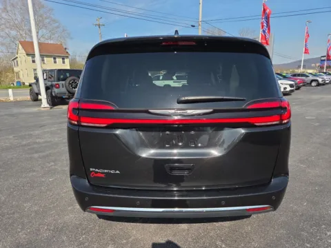 More photos of 2023 Chrysler Pacifica Touring L at Outten Chrysler Dodge Jeep RAM of Hamburg, PA