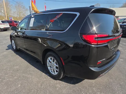 More photos of 2023 Chrysler Pacifica Touring L at Outten Chrysler Dodge Jeep RAM of Hamburg, PA