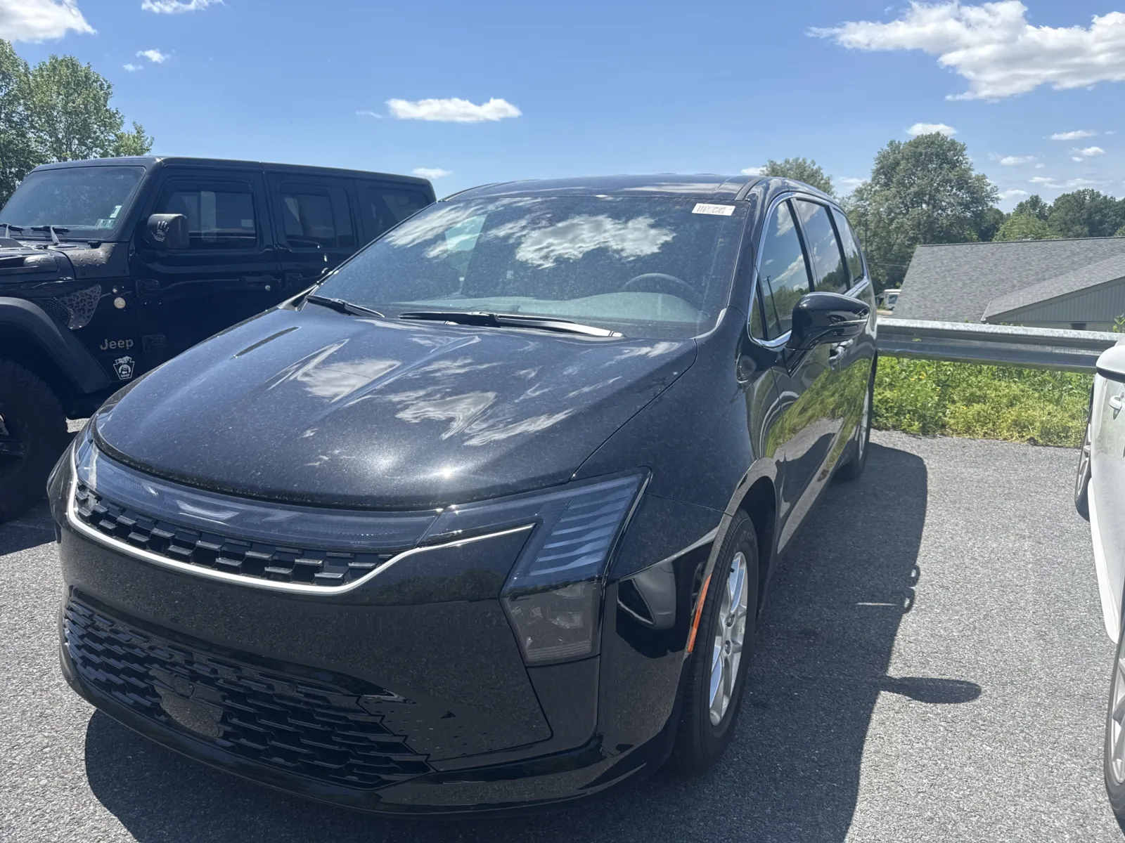 2027 Chrysler Pacifica Select's photo