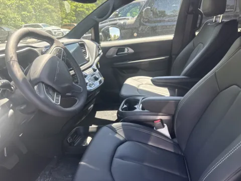 Photos of 2027 Chrysler Pacifica Select for sale in Hamburg, PA at Outten Chrysler Dodge Jeep RAM of Hamburg