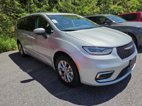 Silver 2023 Chrysler Pacifica Touring L for sale in Hamburg, PA