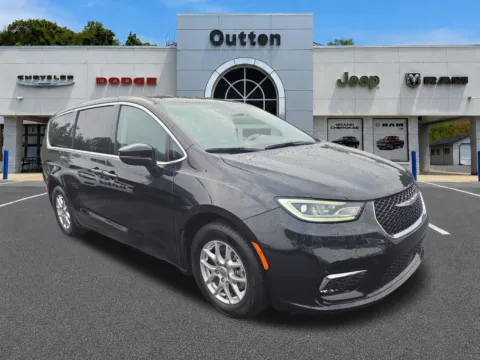 Black 2023 Chrysler Pacifica Touring L for sale in Hamburg, PA