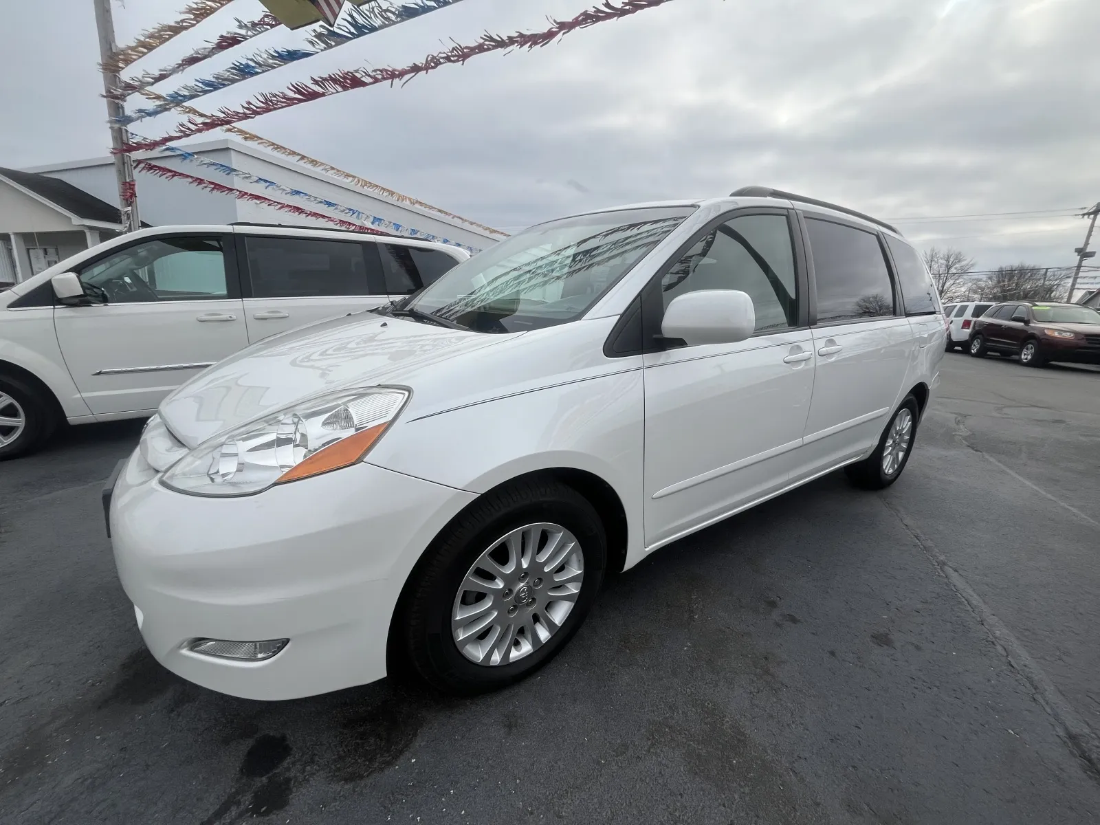 2010 TOYOTA SIENNA XLE for sale in Scottsburg, IN