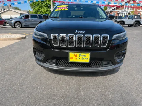 Photos of 2020 JEEP CHEROKEE LATITUDE for sale in Scottsburg, IN at Jeffrey's Auto Exchange, Inc.