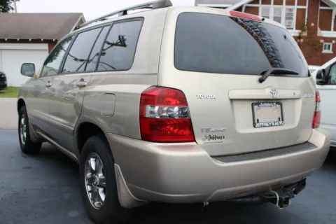Photos of 2005 TOYOTA HIGHLANDER BASE for sale in Scottsburg, IN at Jeffrey's Auto Exchange, Inc.
