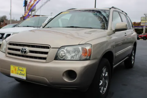 Gold 2005 TOYOTA HIGHLANDER BASE for sale in Scottsburg, IN