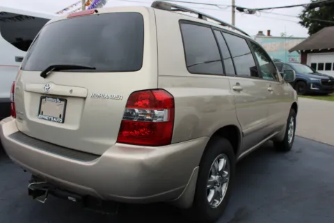 Another view of 2005 TOYOTA HIGHLANDER BASE for sale in Scottsburg, IN at Jeffrey's Auto Exchange, Inc.