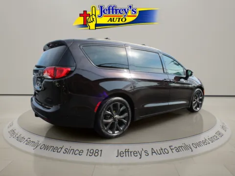 Another view of 2018 CHRYSLER PACIFICA LIMITED for sale in Scottsburg, IN at Jeffrey's Auto Exchange, Inc.