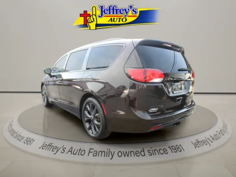 Photos of 2018 CHRYSLER PACIFICA LIMITED for sale in Scottsburg, IN at Jeffrey's Auto Exchange, Inc.